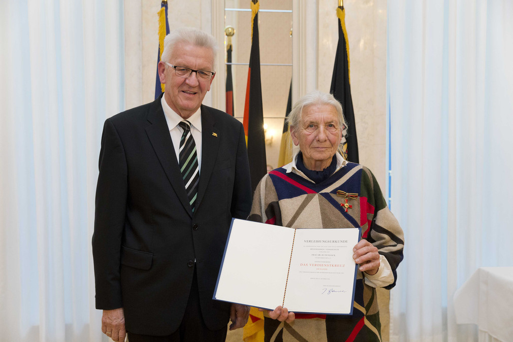 Ministerpräsident Winfried Kretschmann (l.) und Dr. Ruth Noack (r.)