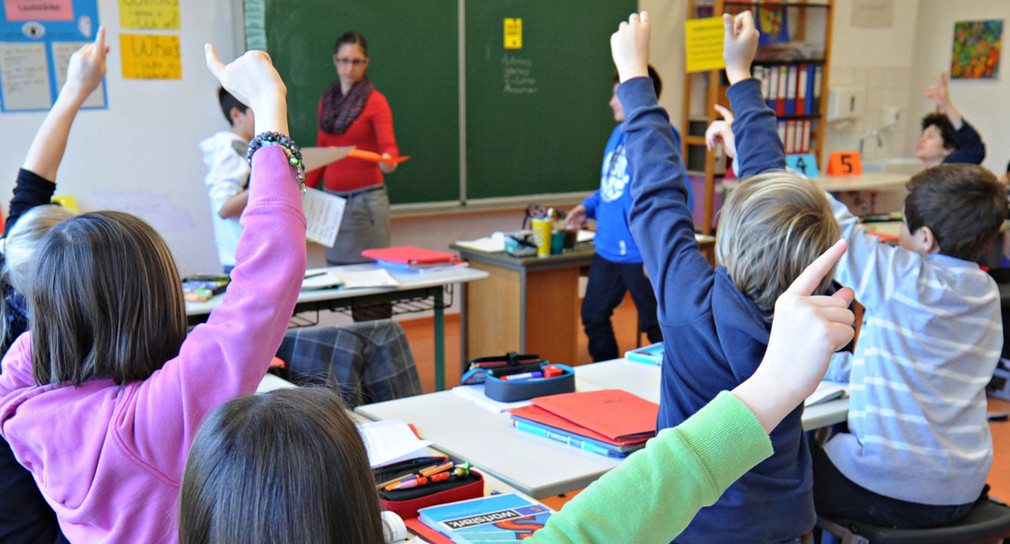 Schüler der Geschwister-Scholl- Schule in Tübingen melden sich während des Unterrichts (Quelle: dpa).