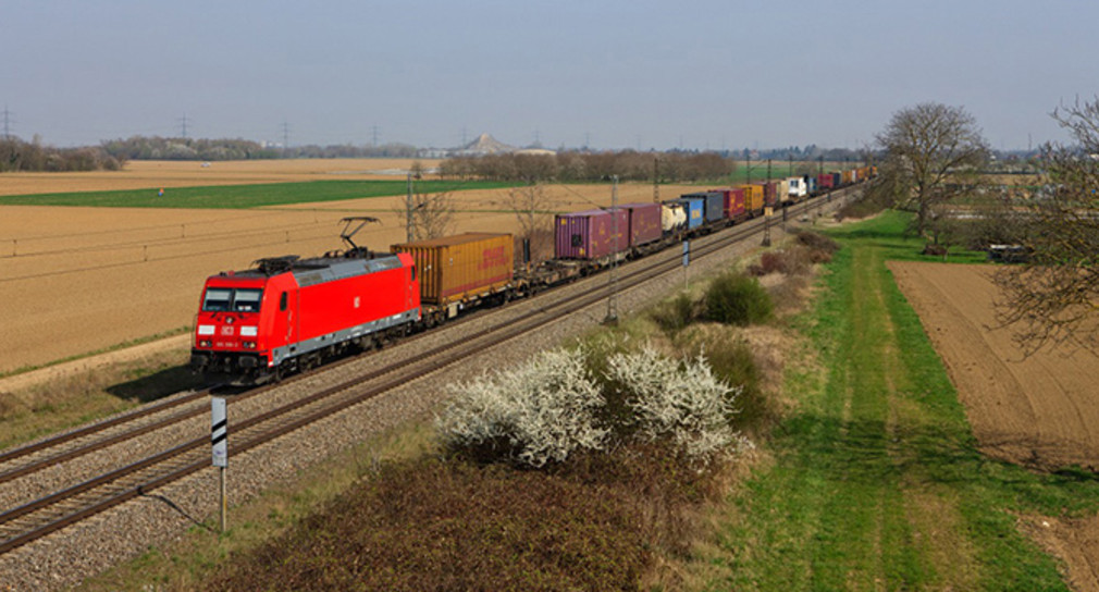 Ellok mit einem Containerzug auf der Rheintalbahn zwischen Buggingen und Müllheim (Bild: Deutsche Bahn AG/ Georg Wagner)