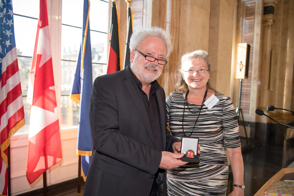 Staatsminister Klaus-Peter Murawski (l.) und Diana Thimmig (r.), Doyenne der Honorarkonsuln aus den USA und Kanada