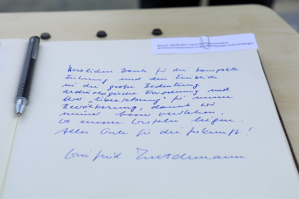 Eintrag von Ministerpräsident Winfried Kretschmann in das Gästebuch des Pfahlbaumuseums Unteruhldingen am Bodensee.