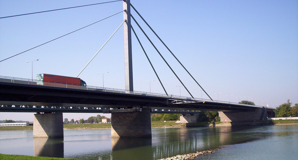 Straßenbrücke führt einen großen Fluss. 