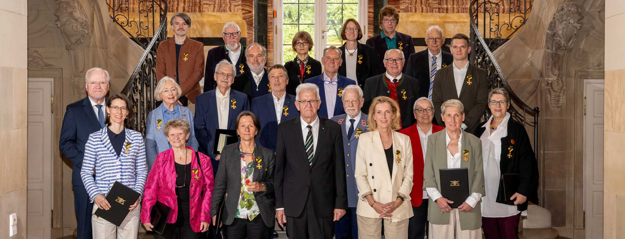 Gruppenbild mit Ministerpräsident Winfried Kretschmann (vorne, Mitte) und den Ordensprätendentinnen und Ordensprätendenten 