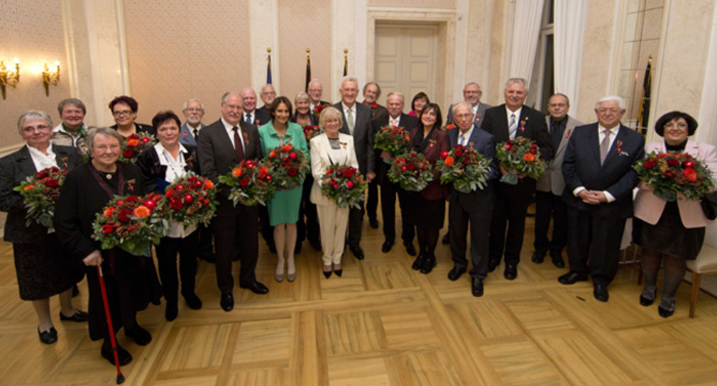 Gruppenbild der Ordensprätendenten mit Ministerpräsident Winfried Kretschmann