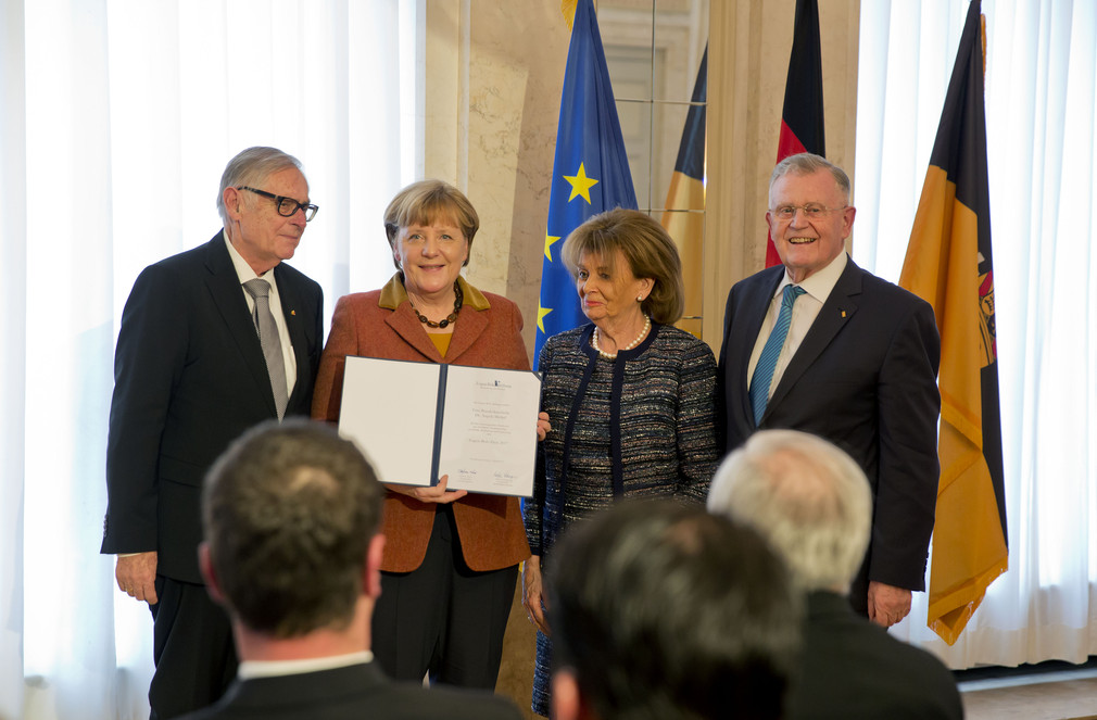 Bundeskanzlerin Angela Merkel (2.v.l.) mit den früheren Trägern des Eugen-Bolz-Preises Robert Antretter (l.), Charlotte Knobloch (2.v.r.) und Ministerpräsident a.D. Erwin Teufel (r.)