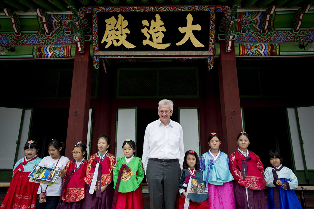 Bundesratspräsident Winfried Kretschmann, bei der Besichtigung des Changdeokgung Palastes mit Schülerinnen in traditioneller Tracht. Seoul, Südkorea.