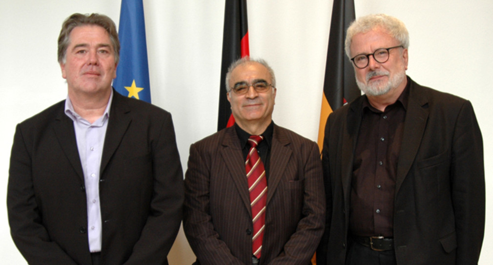 Staatssekretär Klaus Peter Murawski (r.) mit Chaukeddin Issa (M.) und Holger Geisler (l.) vom Zentralrat der Yeziden in Deutschland in der Villa Clay in Stuttgart.