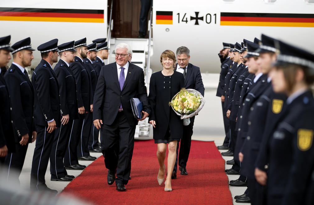Begrüßung am Flughafen: Bundespräsident Frank-Walter Steinmeier (l.) und seine Frau Elke Büdenbender (r.)