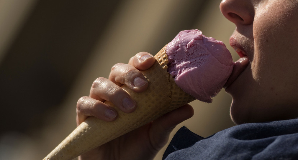 Eine Frau isst ein Eis. (Foto: dpa)