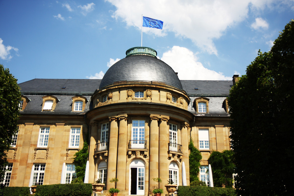 Auf dem Dach der Villa Reitzenstein, dem Amtssitz des baden-württembergischen Ministerpräsidenten, weht die Fahne der Europäischen Union.