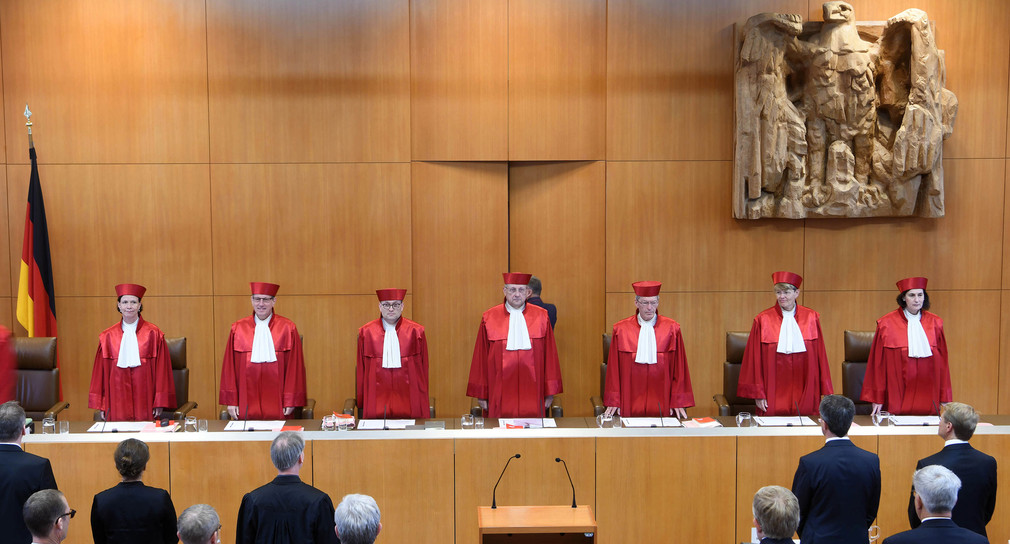 Eine Kamera des SWR filmt im Bundesverfassungsgericht in Karlsruhe eine mündliche Verhandlung des Ersten Senats (Bild: © dpa).