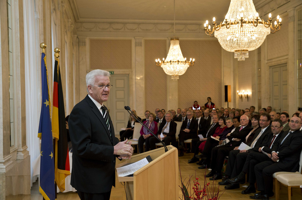 Ministerpräsident Winfried Kretschmann (l.) bei seiner Ansprache