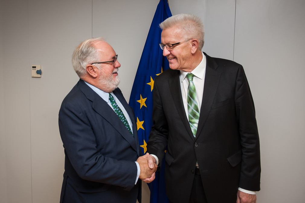 Ministerpräsident Winfried Kretschmann (r.) und der EU-Kommissar für Klimaschutz und Energie, Arias Cañete (l.) (Foto: Vertretung des Landes Baden-Württemberg bei der Europäischen Union/FKPH)
