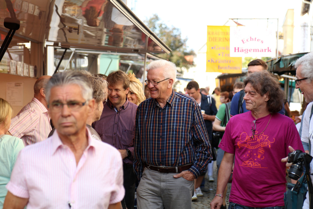 Hechinger Marktplatz: Ministerpräsident Winfried Kretschmann (M.) besucht den Wochenmarkt