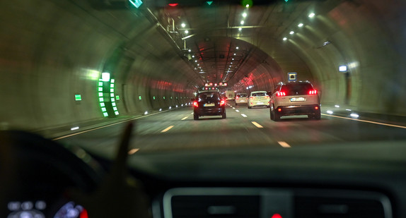 Eine Autofahrerin fährt durch einen Autobahntunnel.