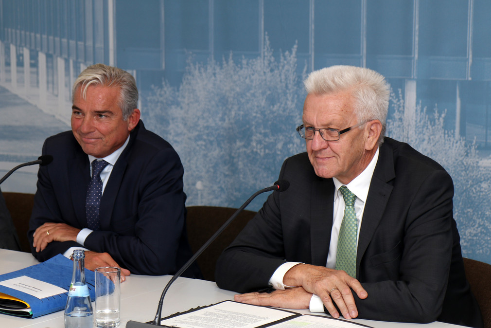 Ministerpräsident Winfried Kretschmann (r.) und Innenminister Tomas Stobl (l.)