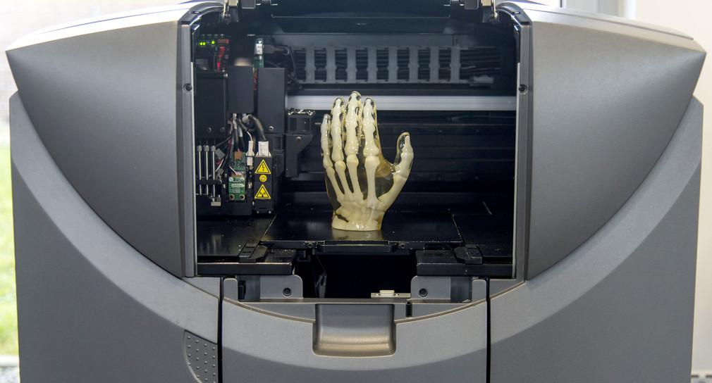 Ein mit einem 3D Drucker fertig gestelltes Modell einer menschlichen Hand (Bild: © dpa).