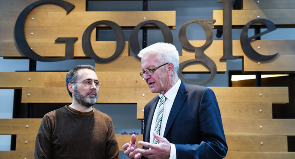 Ministerpräsident Winfried Kretschmann (r.) im Gespräch mit Urs Hölzle, Senior Vice President Technical Infrastructure bei Google.