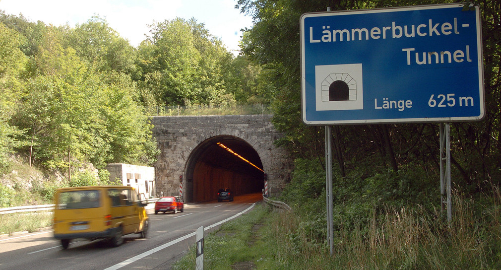 Autos fahren in den Lämmerbuckeltunnel an der Autobahn Stuttgart.
