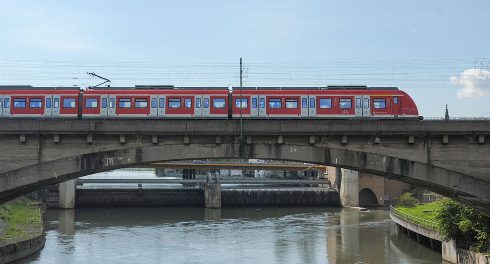 Eine S-Bahn fährt in Stuttgart über eine Neckarbrücke (Bild: dpa).
