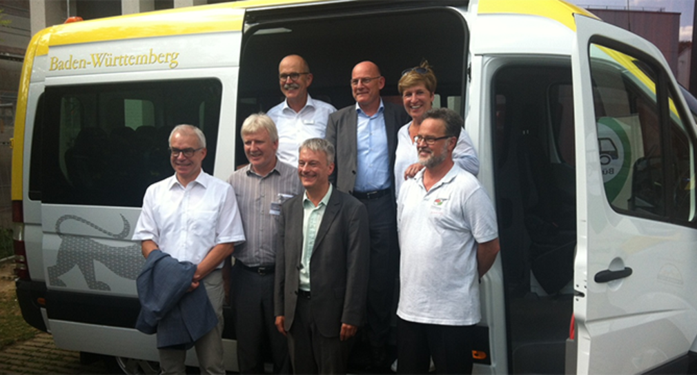 Einweihung des ersten elektrischen Bürgerbusses in Ebersbach mit Verkehrsminister Winfried Hermann (hintere Reihe, Mitte).
