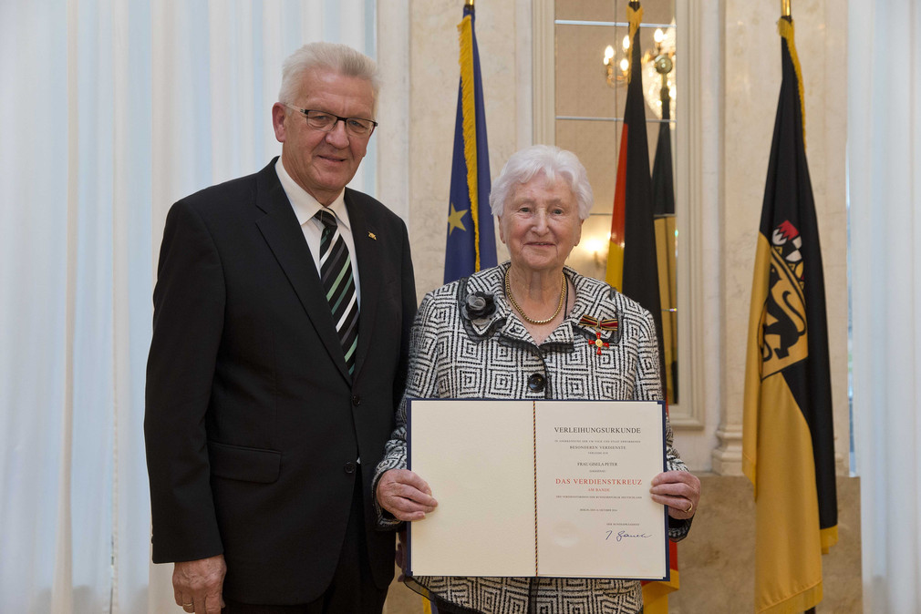 Ministerpräsident Winfried Kretschmann (l.) und Gisela Peter (r.)