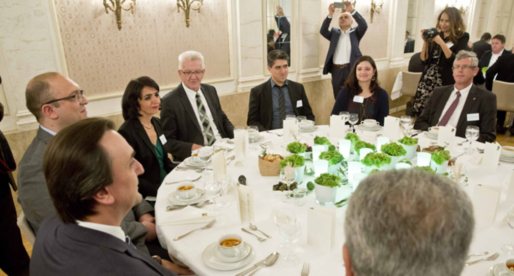 Ministerpräsident Winfried Kretschmann (M.) und Landtagspräsidentin Muhterem Aras (3.v.l.) mit Gästen des Iftar-Empfangs
