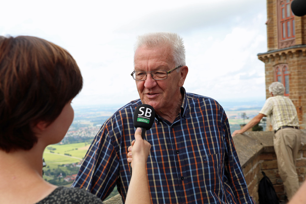 Burg Hohenzollern: Ministerpräsident Winfried Kretschmann (r.) beim Interview mit einer Reporterin