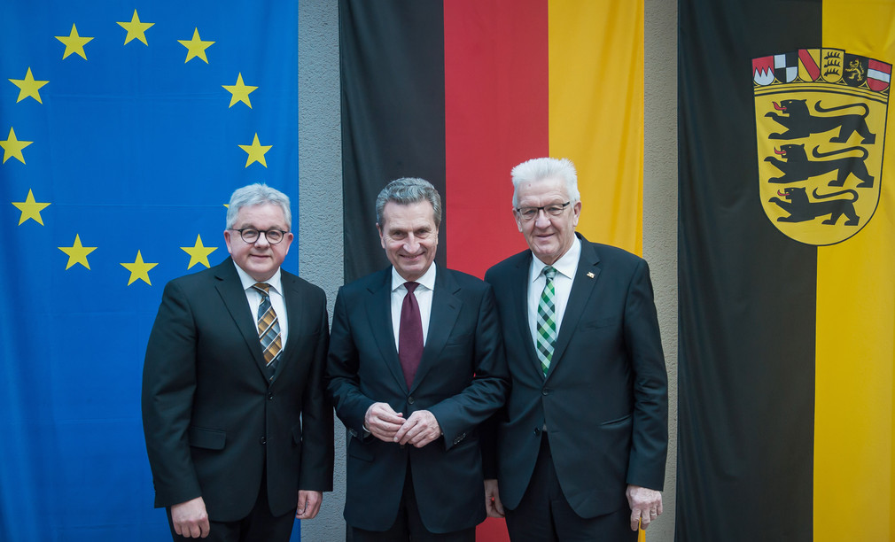 v.l.n.r.: Europaminister Guido Wolf, EU-Kommissar Günther Oettinger und Ministerpräsident Winfried Kretschmann (Foto: © Vertretung des Landes Baden-Württemberg bei der Europäischen Union/FKPH)