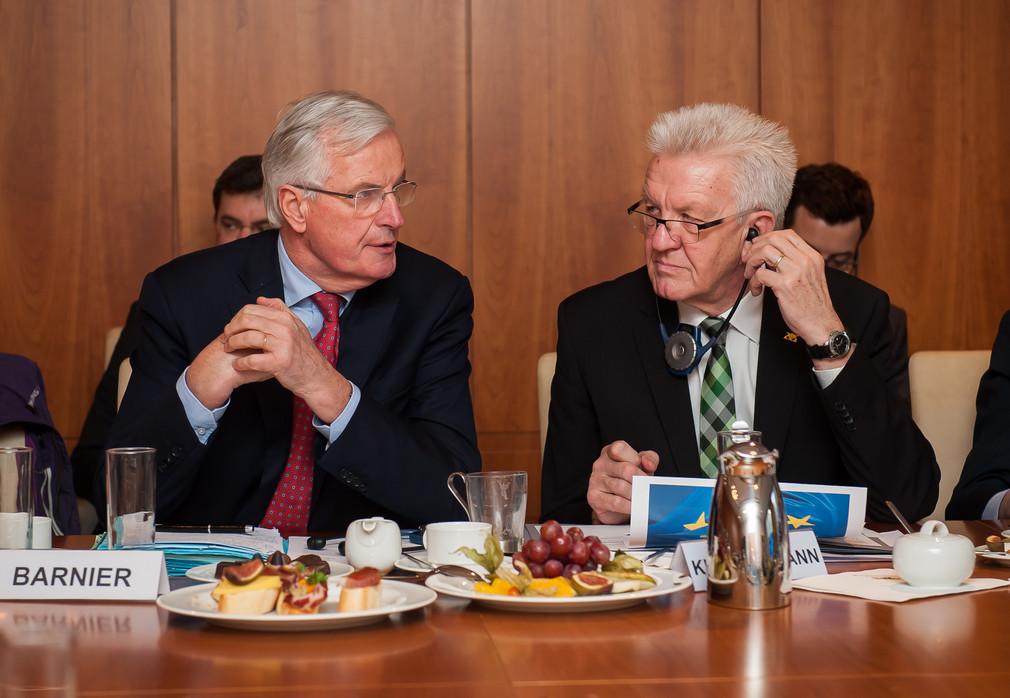 Michel Barnier (l.), Chefunterhändler der Europäischen Union für den Brexit, und Ministerpräsident Winfried Kretschmann (r.) (Foto: © Vertretung des Landes Baden-Württemberg bei der Europäischen Union/FKPH)