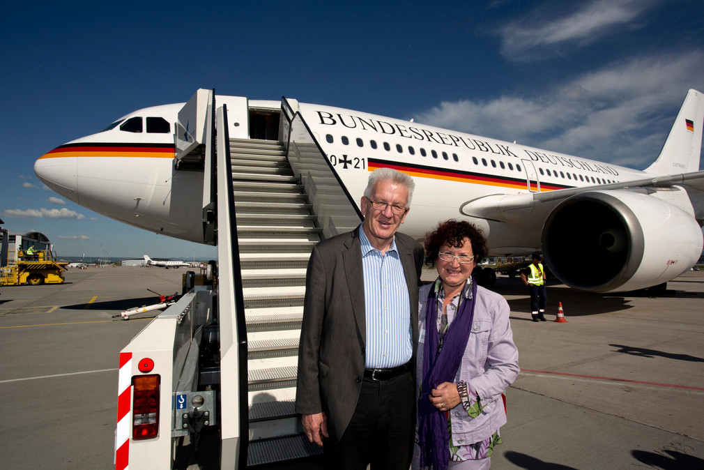 Ministerpräsident Winfried Kretschmann (l.) und seine Frau Gerlinde (r.) stehen vor der Regierungsmaschine Airbus 310 kurz vor dem Abflug nach Tokio.
