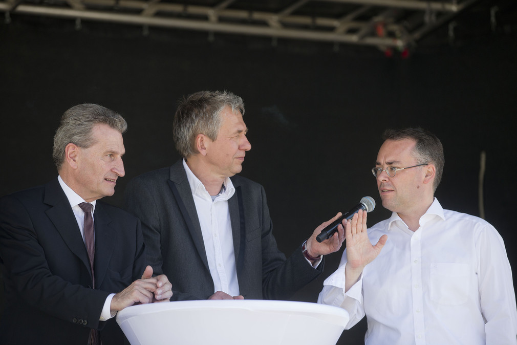 EU-Kommissar Günther Oettinger (l.) und Europaminister Peter Friedrich (r.) im Gespräch mit einem Moderator (M.)