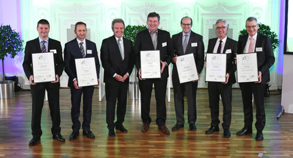 Gruppenbild mit den Preisträgern und Umweltminister Franz Untersteller (3.v.l.)