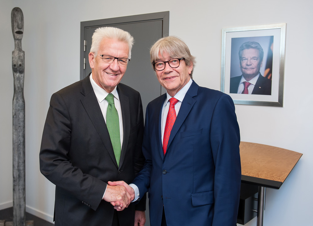 Ministerpräsident Winfried Kretschmann (l.) und Botschafter Reinhard Silberberg (r.) (Quelle: Vertretung des Landes Baden-Württemberg bei der Europäischen Union/FKPH)