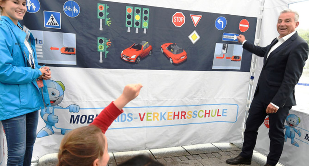 Innenminister Thomas Strobl (r.) spricht mit Kindern beim Landes-Tag der Verkehrssicherheit 2017 (Foto: Ministerium für Inneres, Digitalisierung und Migration Baden-Württemberg)