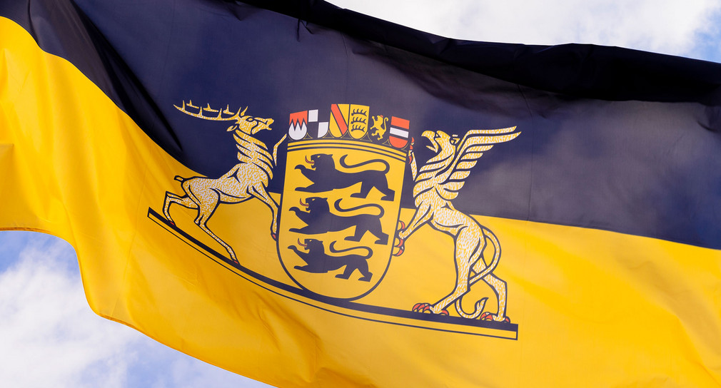 Beschreibung vom Bild: Man sieht die Fahne von Baden-Württemberg. Die Fahne weht im Wind.