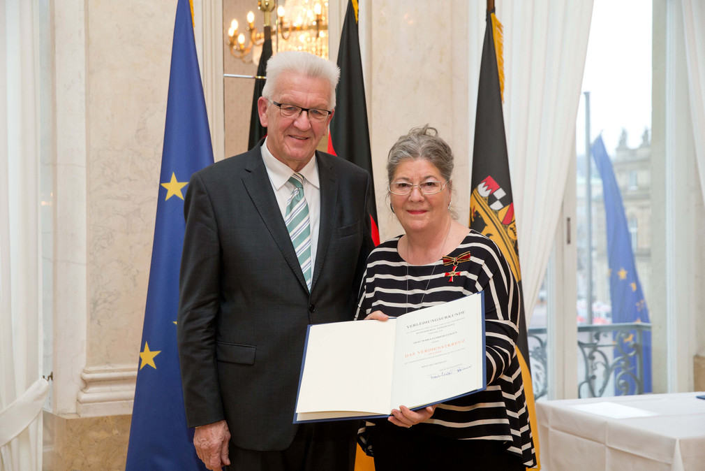 Ministerpräsident Winfried Kretschmann (l.) und Maria Elfriede Lenzen (r.)