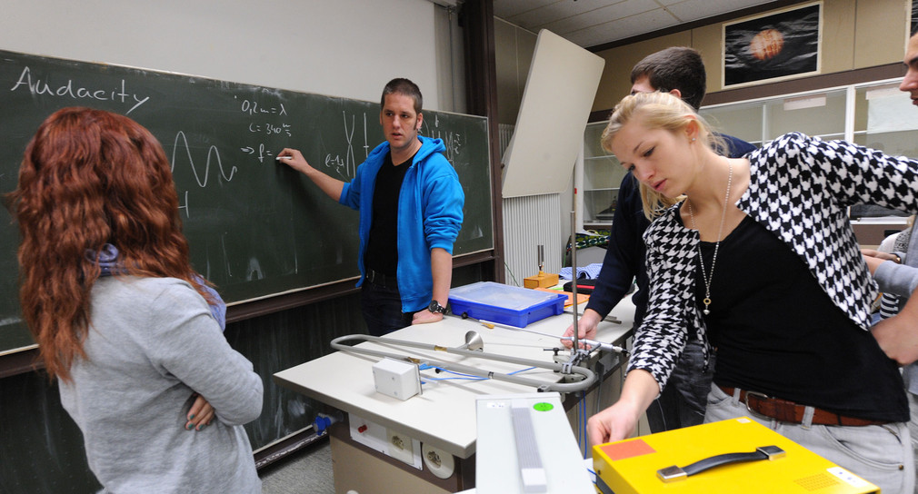 Schüler während des Physikunterrichts im Klassenraum (Bild: dpa)