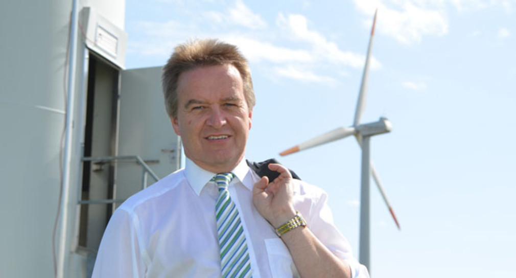 Franz Untersteller, Minister für Umwelt, Klima und Energiewirtschaft beim Besuch des Winparks in Auingen.