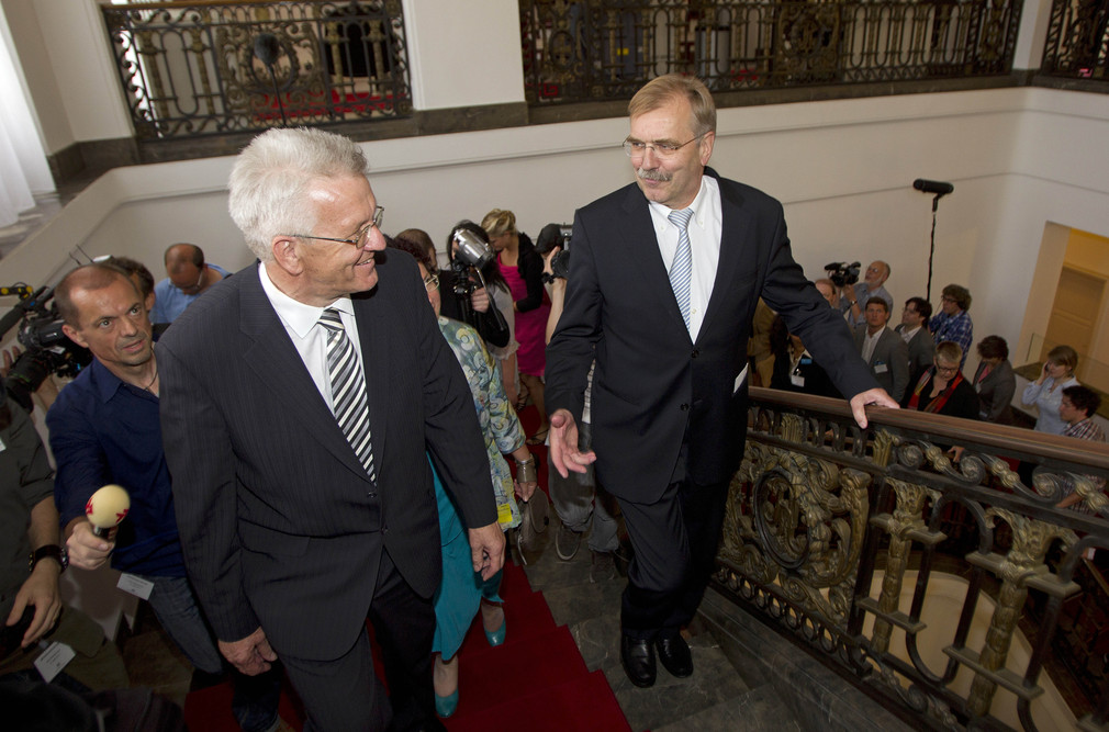 Ministerpräsident Winfried Kretschmann (l.) und der scheidende Amtschef Hubert Wicker (r.) gehen die Treppe in der Villa Reitzenstein hinauf.