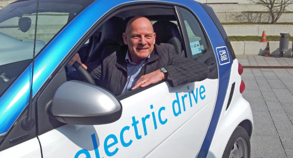 Verkehrsminister Winfried Hermann in einem Smart Electric Drive von Car2go Stuttgart.