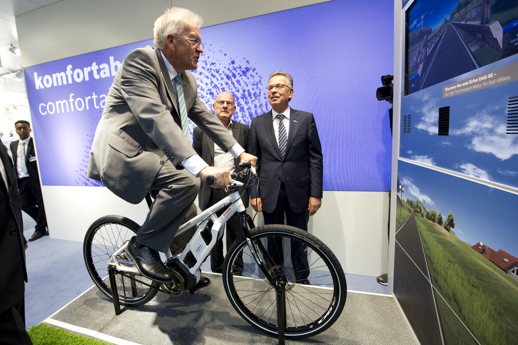 Ministerpräsident Winfried Kretschmann auf einem E-Bike