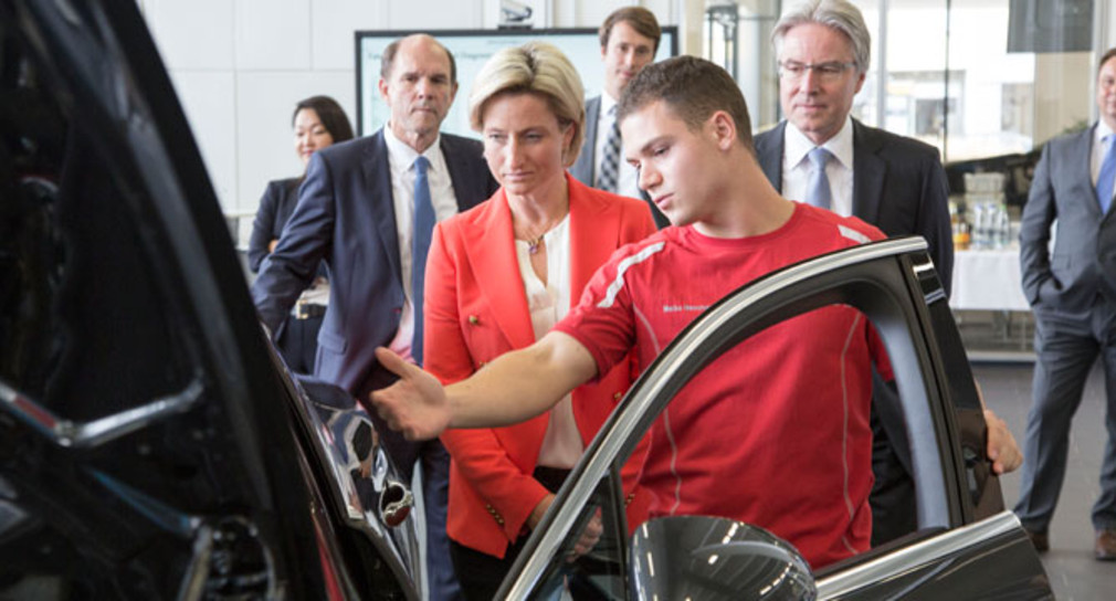 Wirtschaftsministerin Nicole Hoffmeister-Kraut beim Besuch der Porsche AG am 8. September 2017 in Stuttgart-Zuffenhausen (Quelle: Porsche AG)
