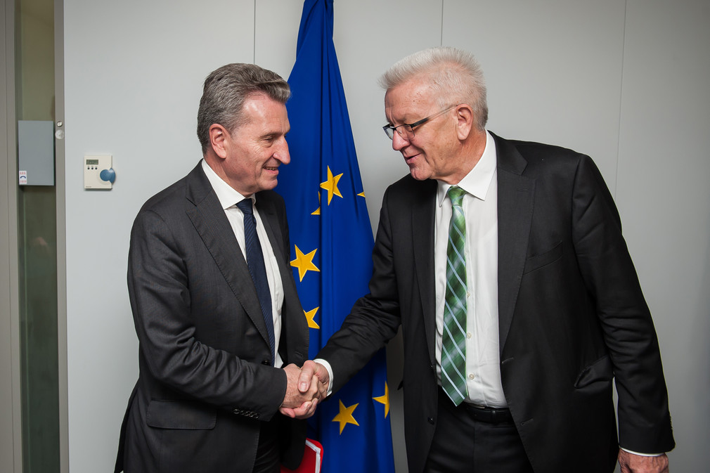Ministerpräsident Winfried Kretschmann (r.) und EU-Haushaltskommissar Günther Oettinger (l.) (Foto: Vertretung des Landes Baden-Württemberg bei der Europäischen Union/FKPH)
