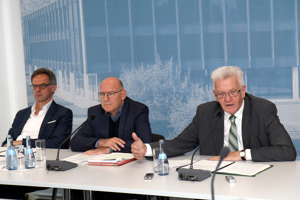 v.l.n.r.: Regierungssprecher Rudi Hoogvliet, Verkehrsminister Winfried Hermann und Ministerpräsident Winfried Kretschmann