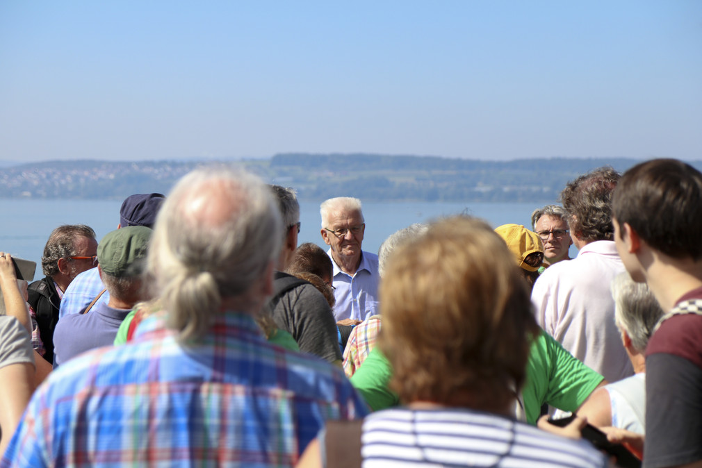 Ministerpräsident Winfried Kretschmann gibt auf dem Platz vor der Basilika Birnau am Bodensee eine Einführung in die Geschichte des Gotteshauses.