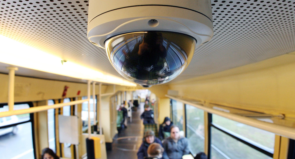 In einer Straßenbahn ist eine Videoüberwachungsanlage angebracht (Bild: dpa).