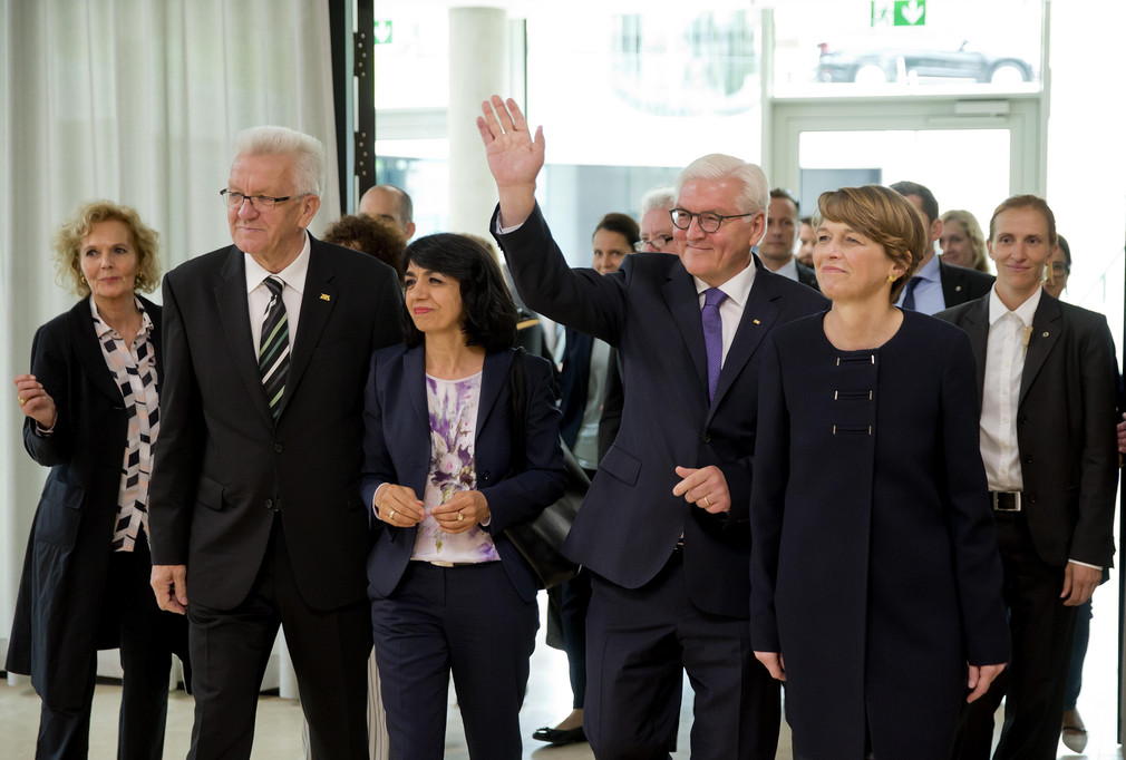 Stuttgart, Landtag: Ministerpräsident Winfried Kretschmann (2.v.l.), Landtagspräsidentin Muhterem Aras (3.v.l.), Bundespräsident Frank-Walter Steinmeier (3.v.r.) und Elke Büdenbender (2.v.r.)