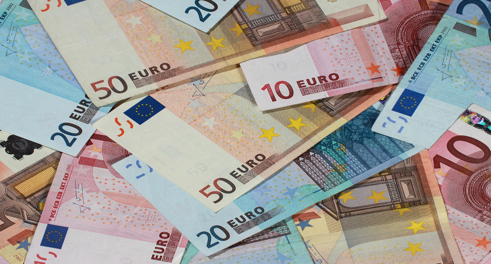 Banknoten von 50, 20 und 10 Euro (Foto: dpa)
