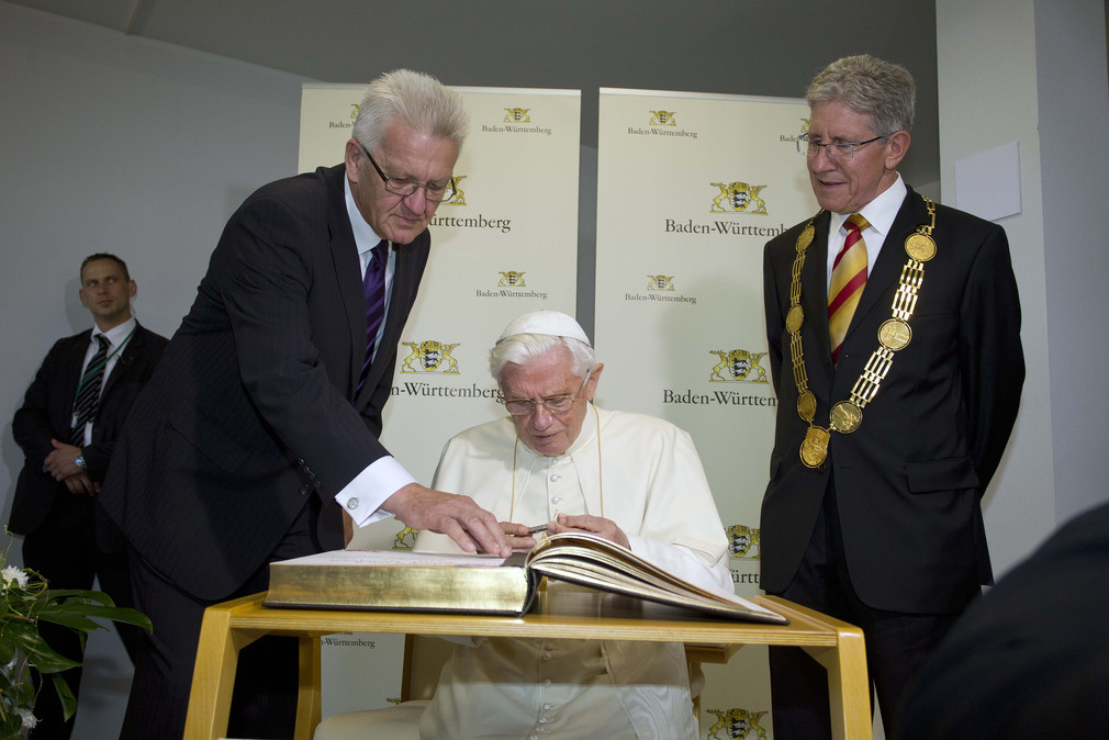 v.l.n.r.: Ministerpräsident Winfried Kretschmann, Papst Benedikt XVI. und der Lahrer Oberbürgermeister Dr. Wolfgang Müller